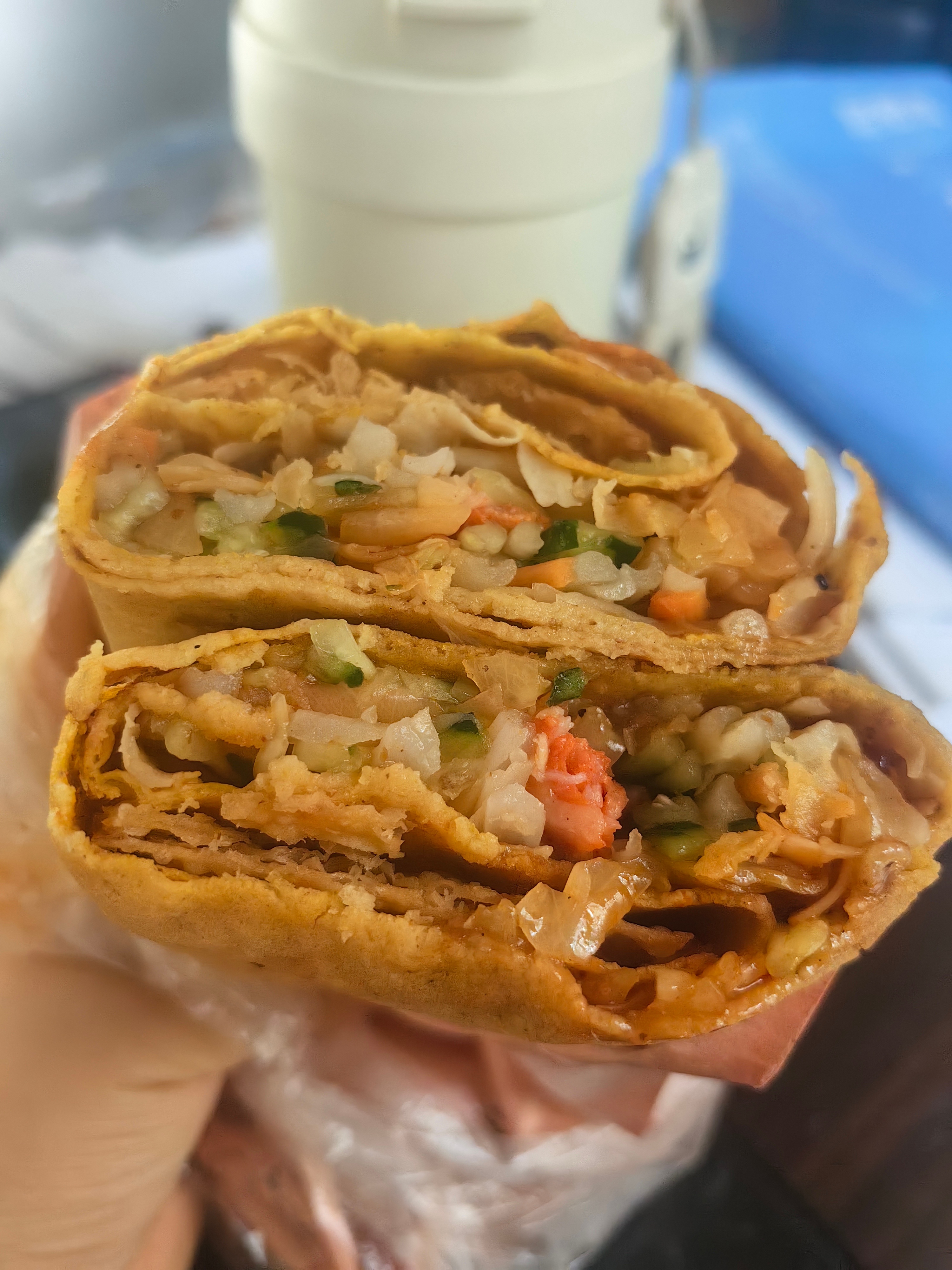 好久没吃这种预制型煎饼了哈哈哈，饼皮都是直接从袋子里拿出来，加🔥然后添加小菜酱