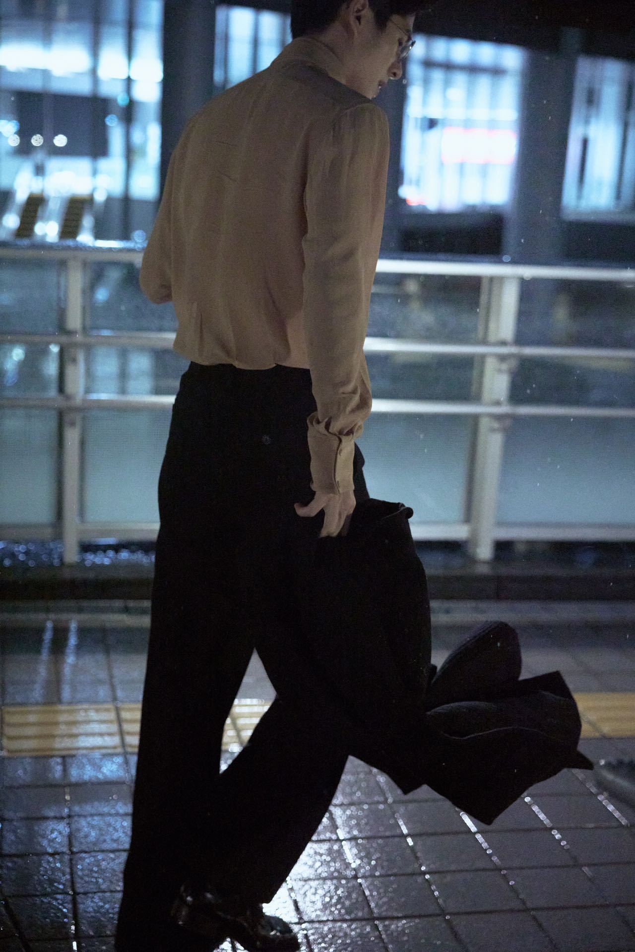 #刘昊然金丝眼镜透明伞# 是谁还没看过刘昊然这组新鲜出炉的雨夜大片！单手摘眼镜的