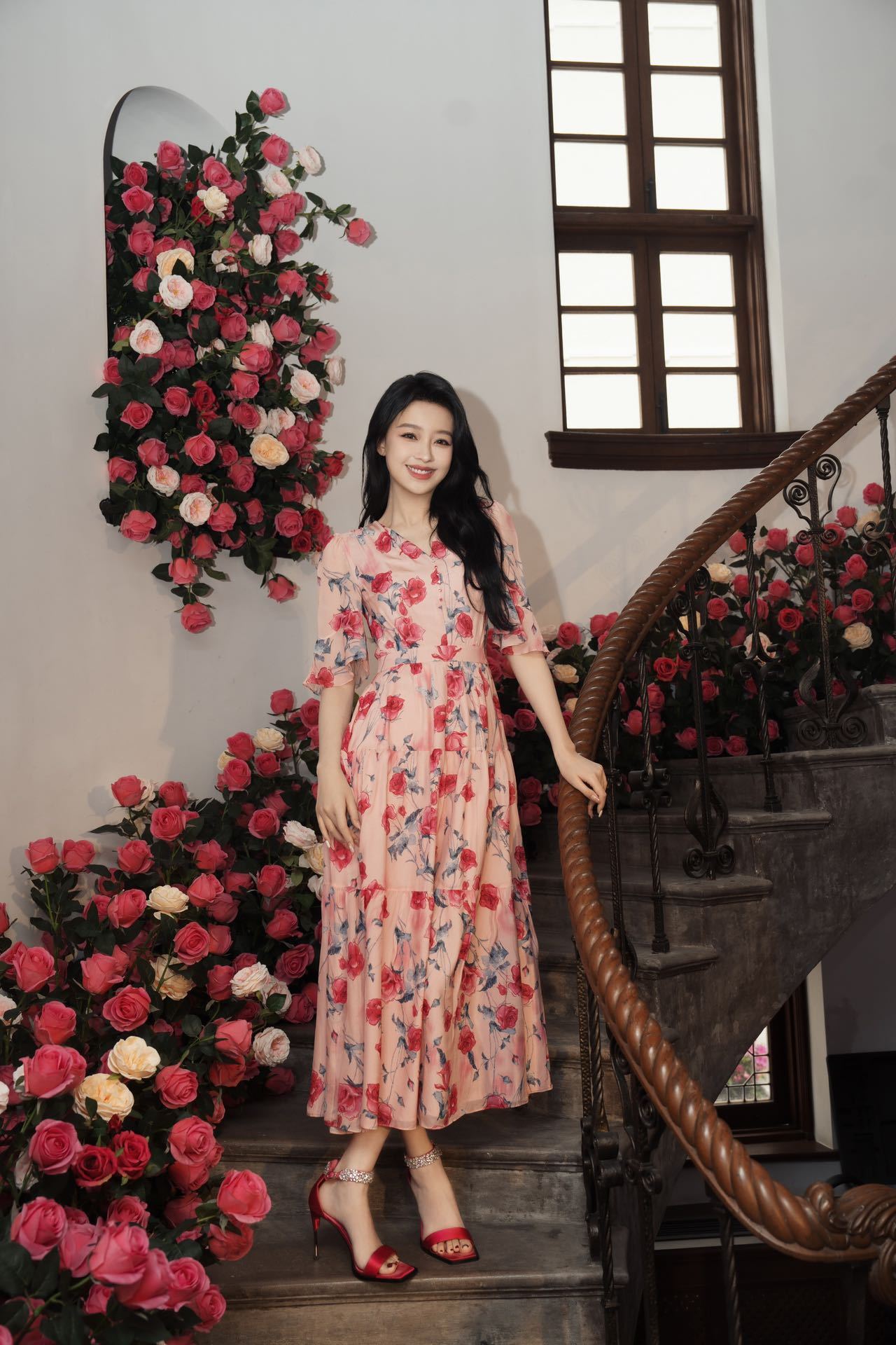 #孙怡柔雾瑰粉妆# 孙怡的粉色玫瑰长裙太有氛围感啦，搭配柔雾瑰粉妆，美到让人窒息