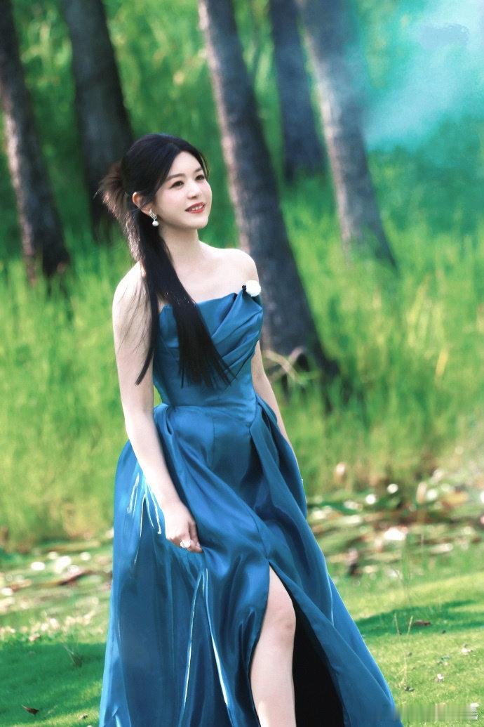 陈妍希晒成墨鱼饺子 陈妍希晒了一天成小黑人了 陈妍希空降超话分享户外日常，暴晒一