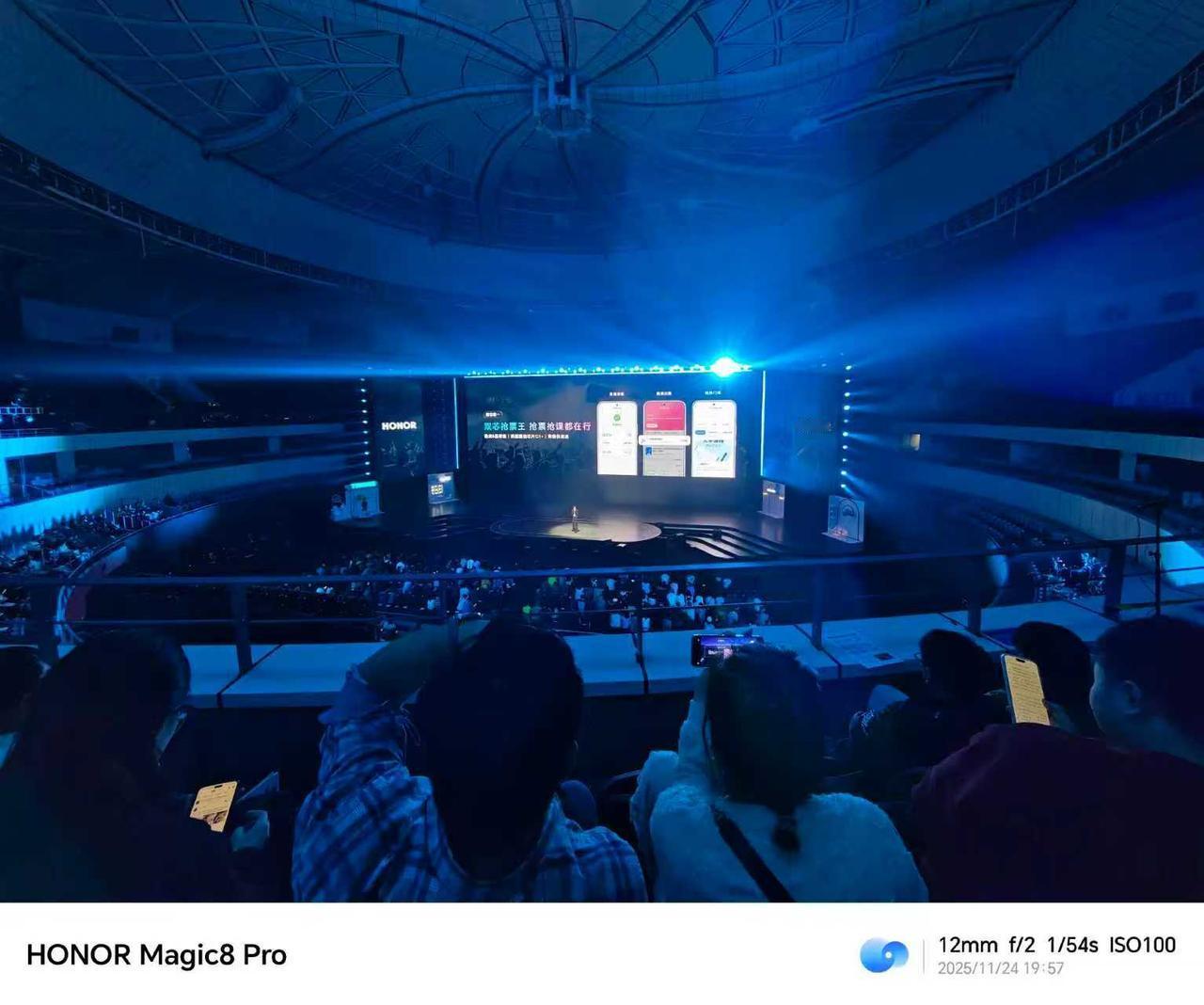 随着演唱会目前越来越火，很多朋友都想去听演唱会，但是演唱会严查相机，不让带。很多