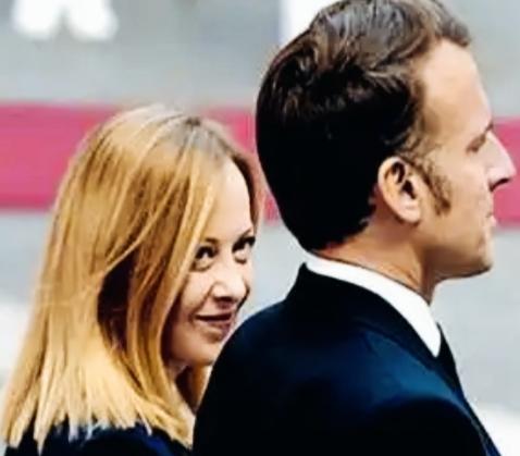 高市早苗和梅洛尼两人的眼神是不是很一致啊！
两人脸上都带有轻微的微笑，看向各自关