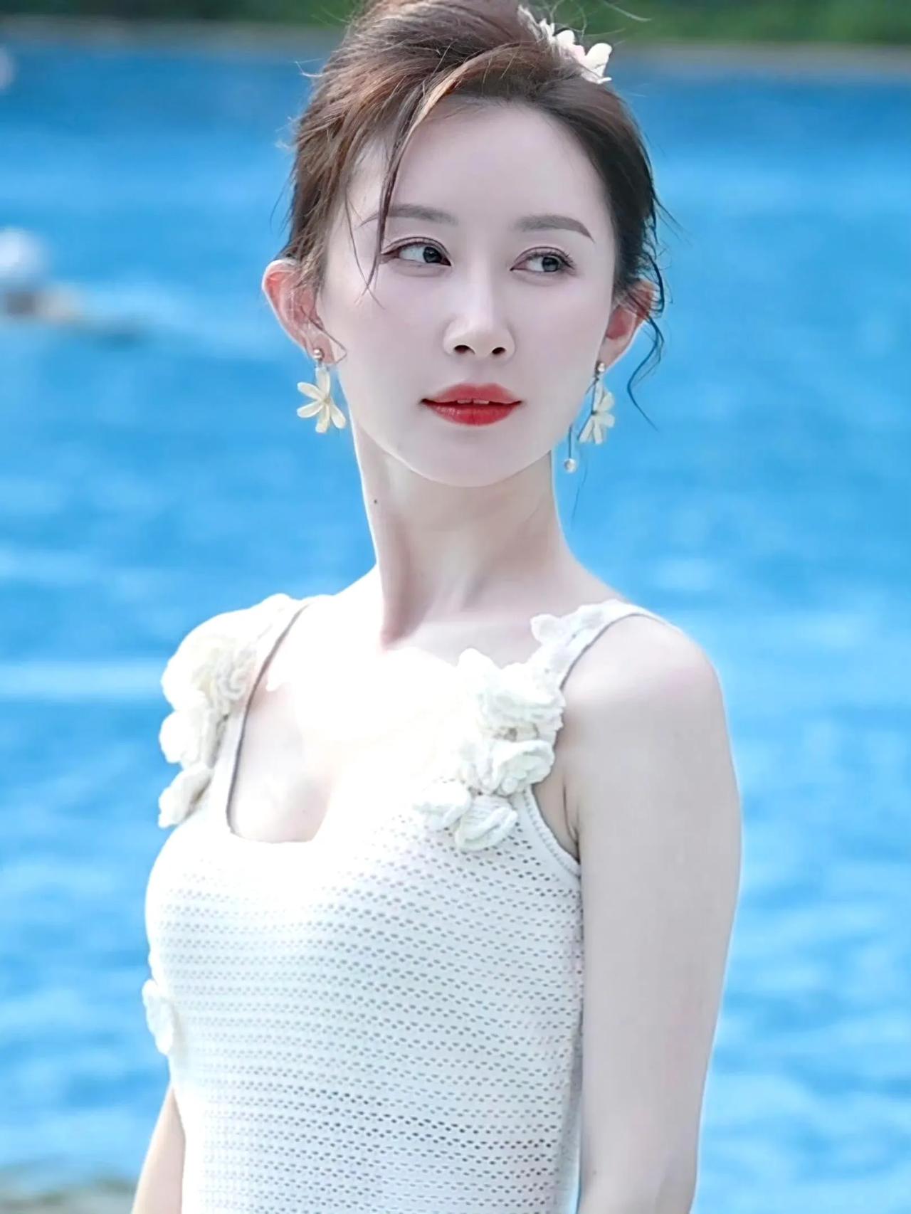 她是土生土长的重庆辣妹子。80后影视演员。对她印象最深的就是他和曹俊主演的神话剧