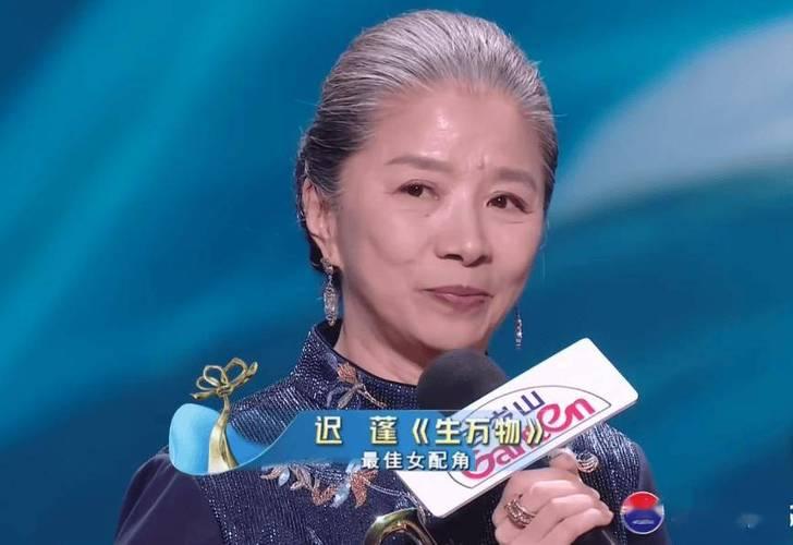 迟蓬终于凭借《生万物》中“大脚娘”一角斩获白玉兰最佳女配——多次提名终于修成正果