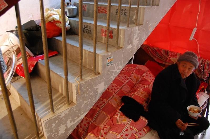 家人们谁懂啊！一则“老人蒸包子时回屋休息不料房子着火”的新闻直接炸了，竟然有6亿