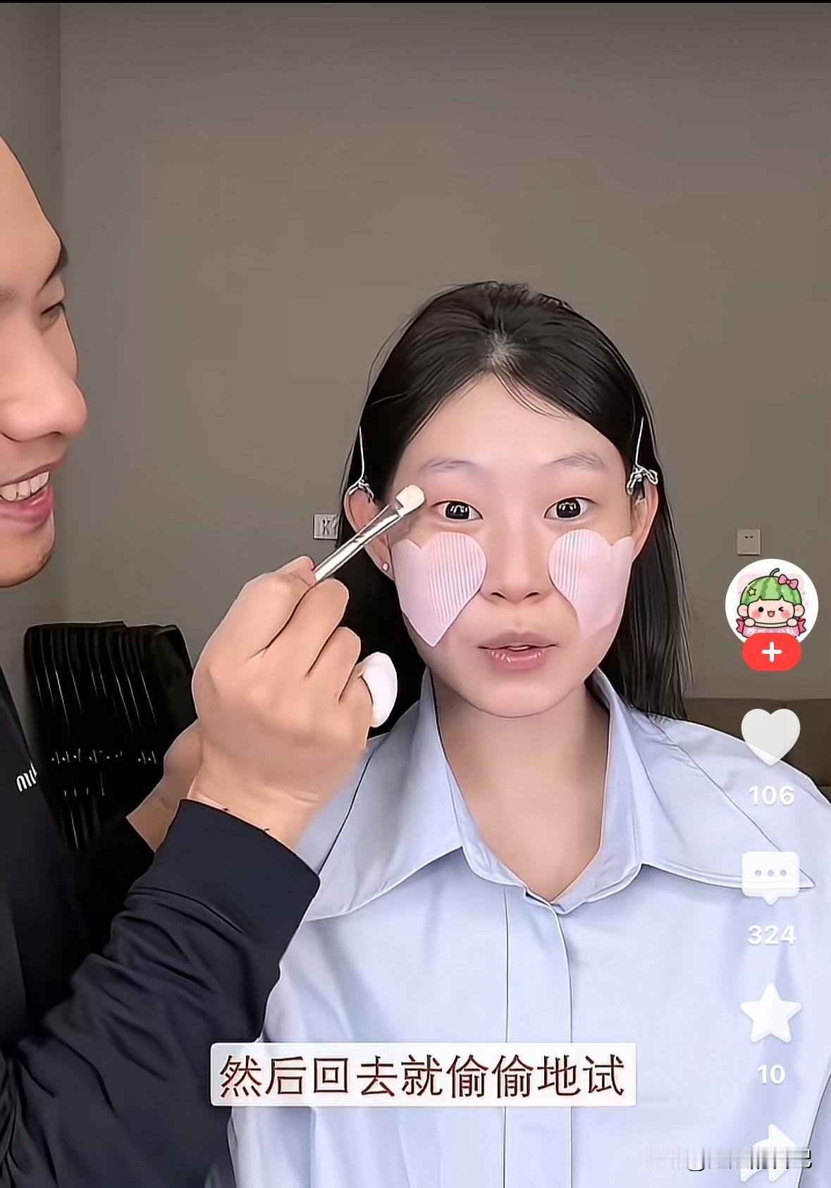 沈佳润的化妆师表扬沈佳润，特别乖，每次化妆都非常配合，原来沈佳润是在偷偷学化妆。