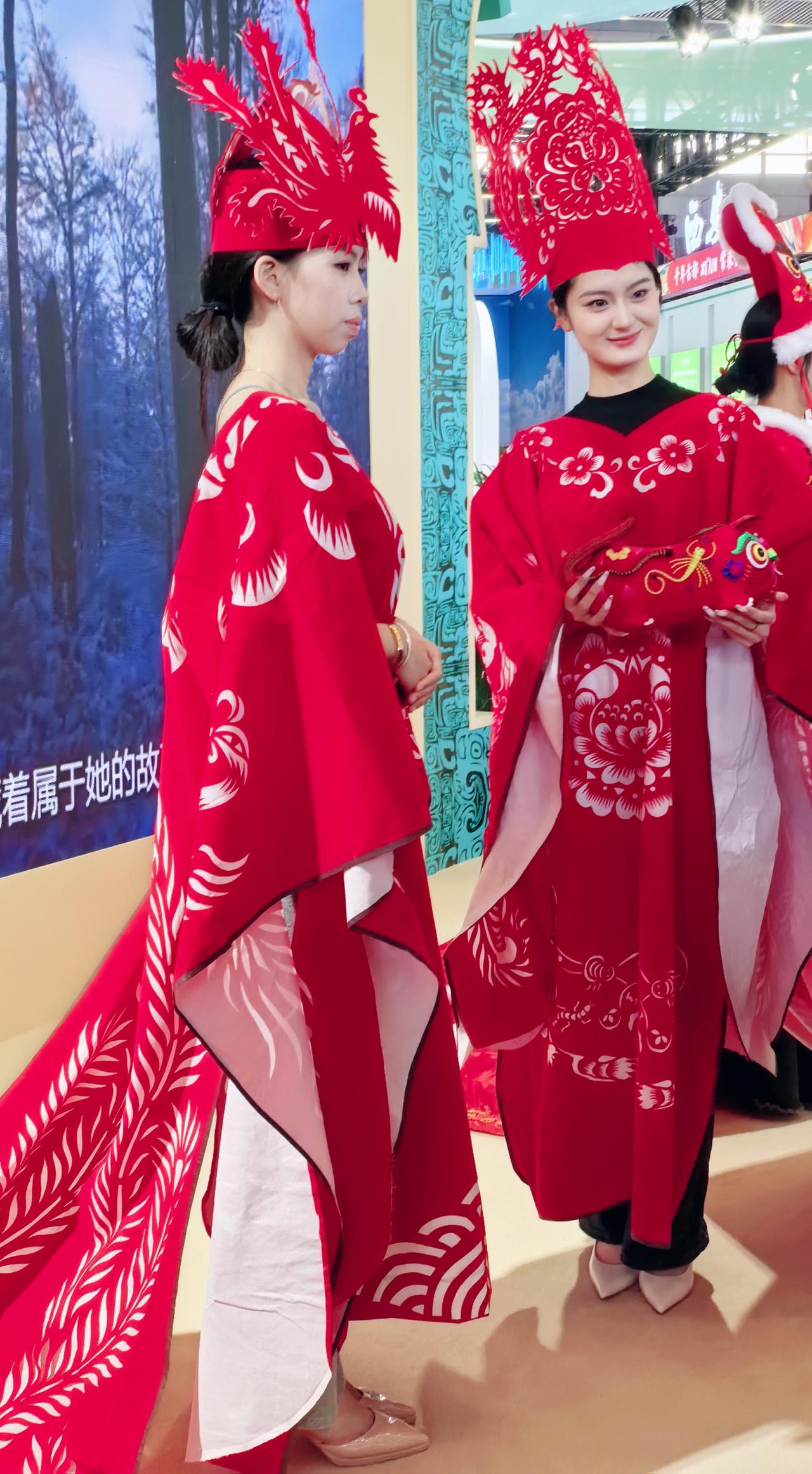 西安旅博会惊现“剪纸活凤凰”。穿“非遗红”的小姐姐一转身，裙摆甩出千年纹样。
两