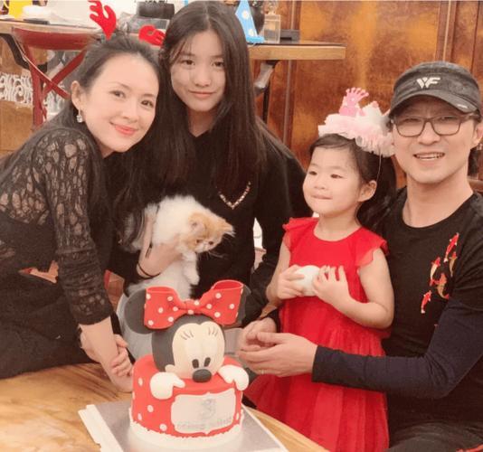 12月28日，章子怡为女儿醒醒举办10岁生日派对，长颈鹿主题布置童趣满满。母女同