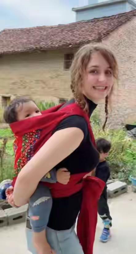 2018年，21岁意大利美女与27岁广西农村小伙结婚生子。令人意外的是，在结婚后