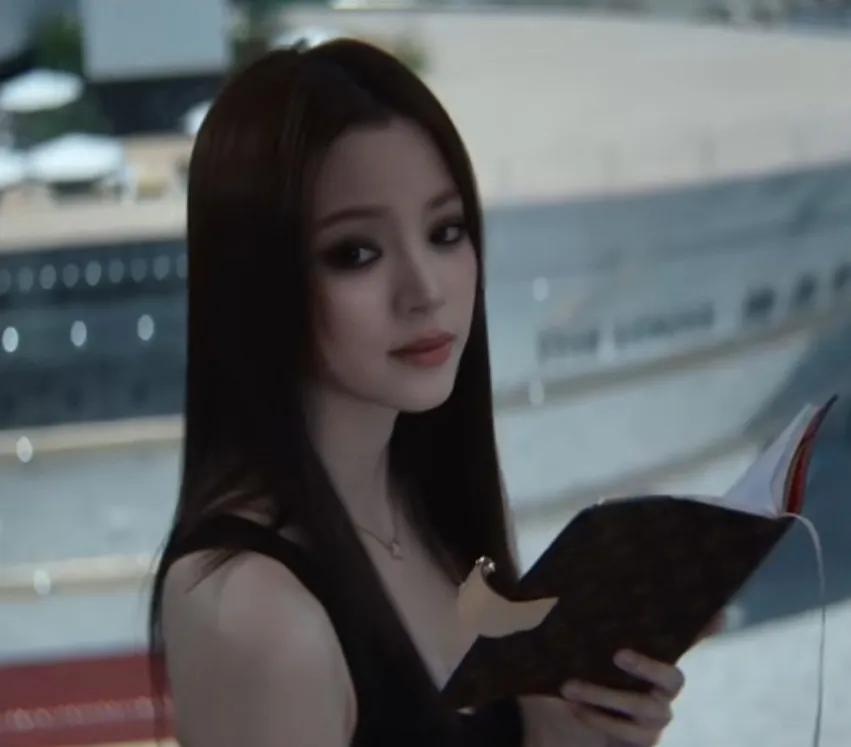 欧阳娜娜LV烟熏妆好美啊

欧阳娜娜烟熏妆高级感十足，搭配黑长直加分，太美了吧，
