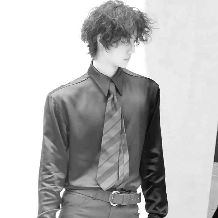 谁懂直角肩 谁懂大胸肌👐🏻👐🏻👐🏻王一博杂志秒罄