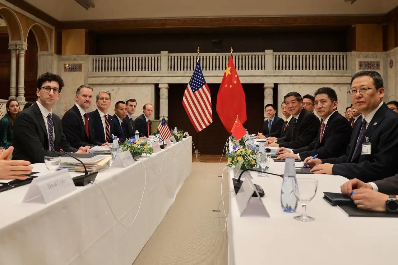 美国财长贝森特今天连发六段推文总结贸易谈判，还对中美达成贸易协议挺乐观，顺带拍特