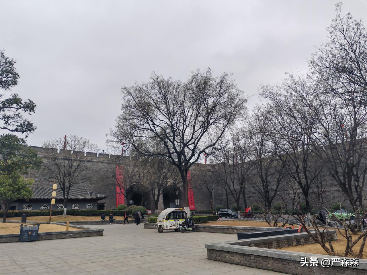 西安城的年味从春联开始
2月27日，正月十一，昨天我去钟楼路过安远门，远远的就被