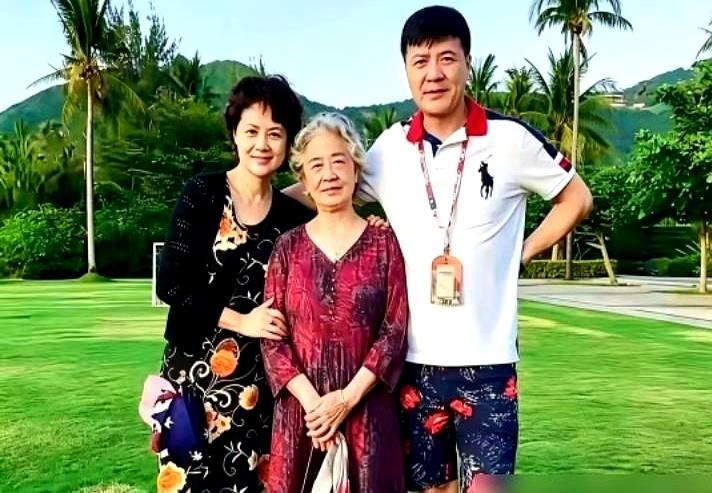 刘之冰这一家，外人看着总像“顺风顺水”那一挂，可真到身上，才知道日子也会突然拐弯