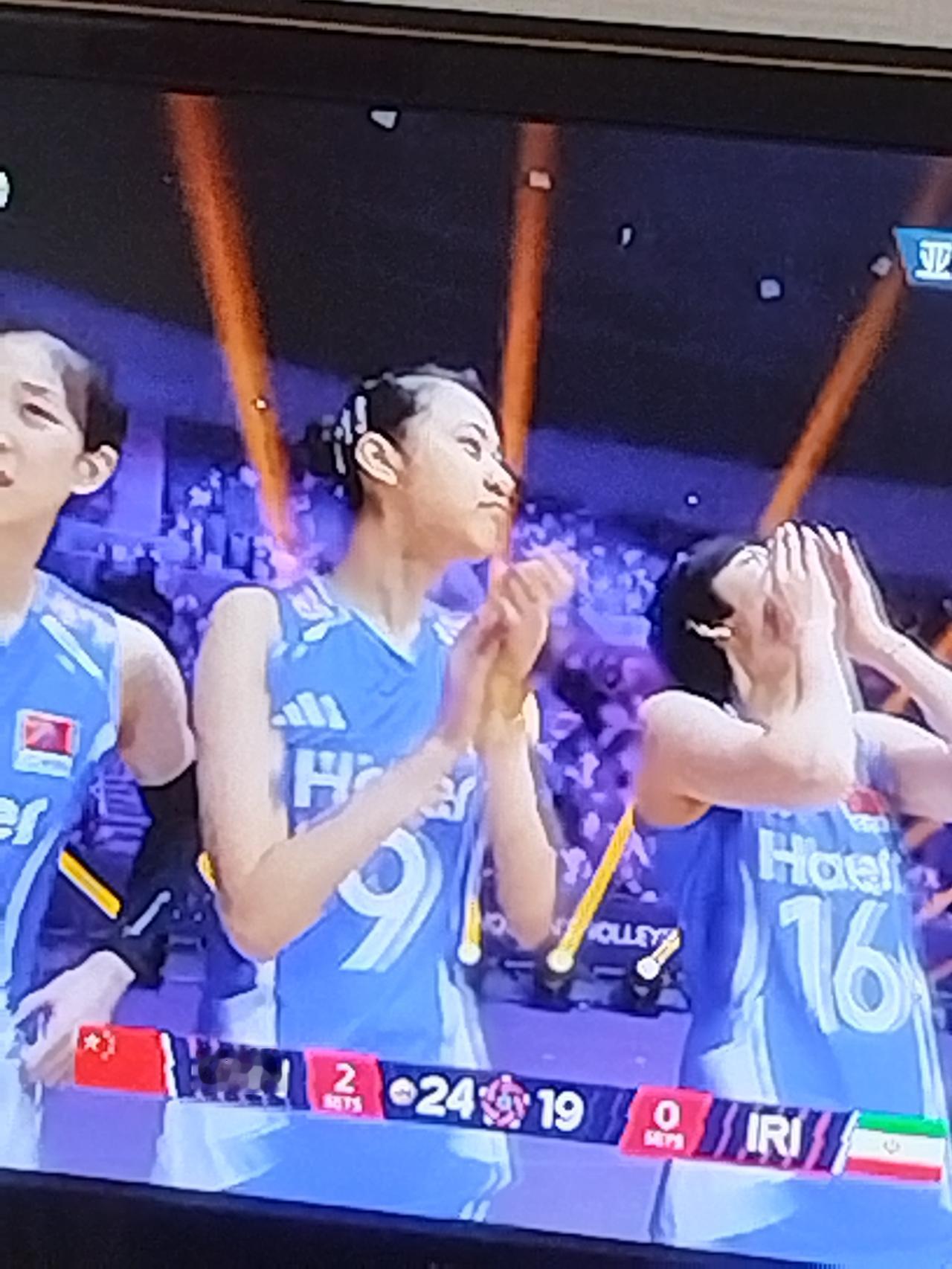 今天晚上6:45中国女排与泰国女排的冠军争夺战即将打响。这场比赛的重要性不言而喻