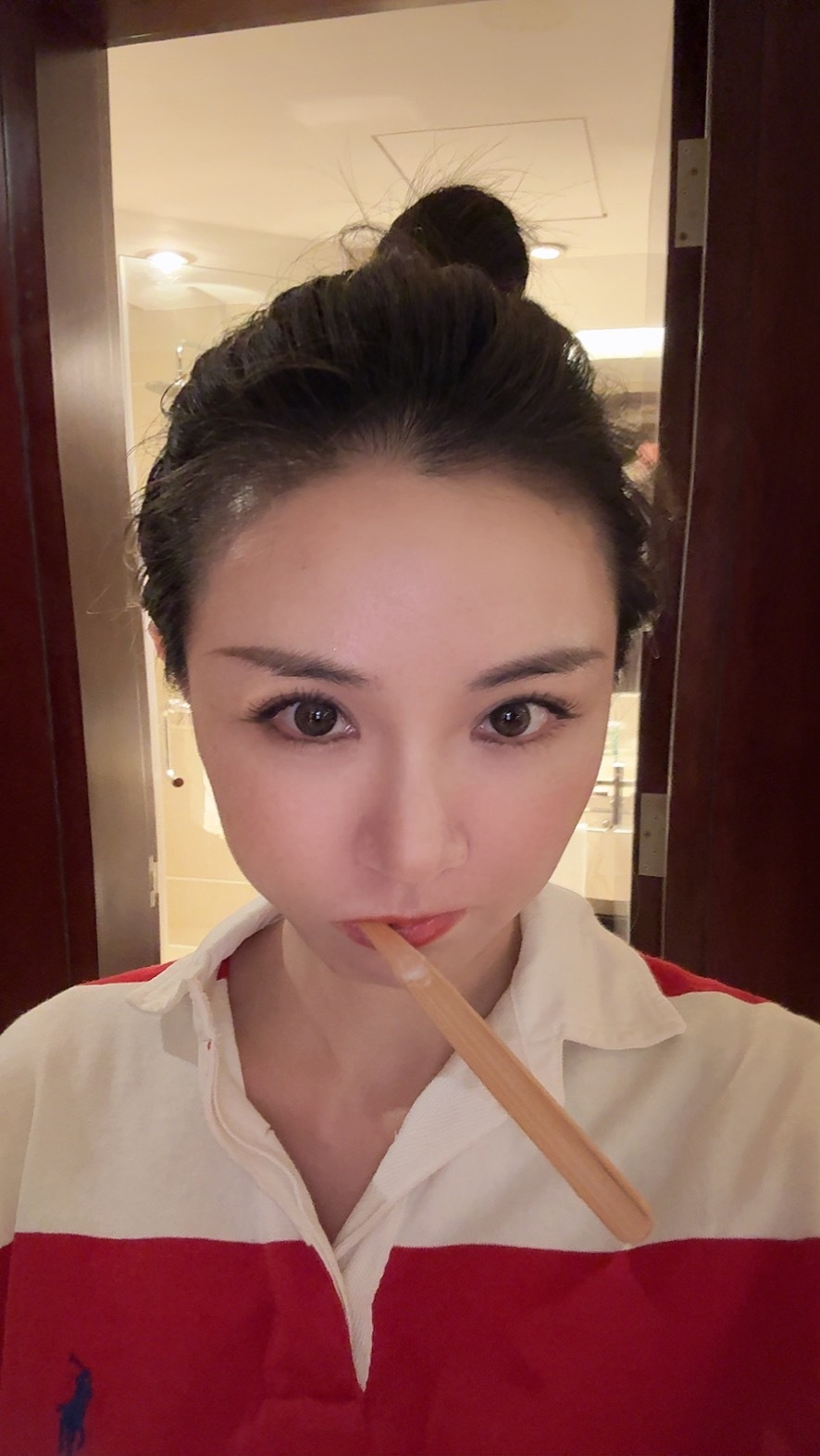 画了一个下眼线诶，感觉还挺好看的诶下次拍摄画个下眼线怎么样？  