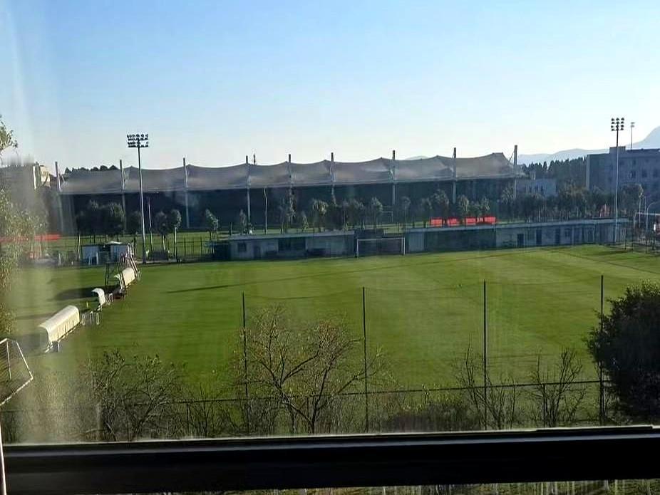 海牛队把冬训搬去昆明，海拔两千多米，跑一步喘三口，图的就是开春能比别人多跑十分钟