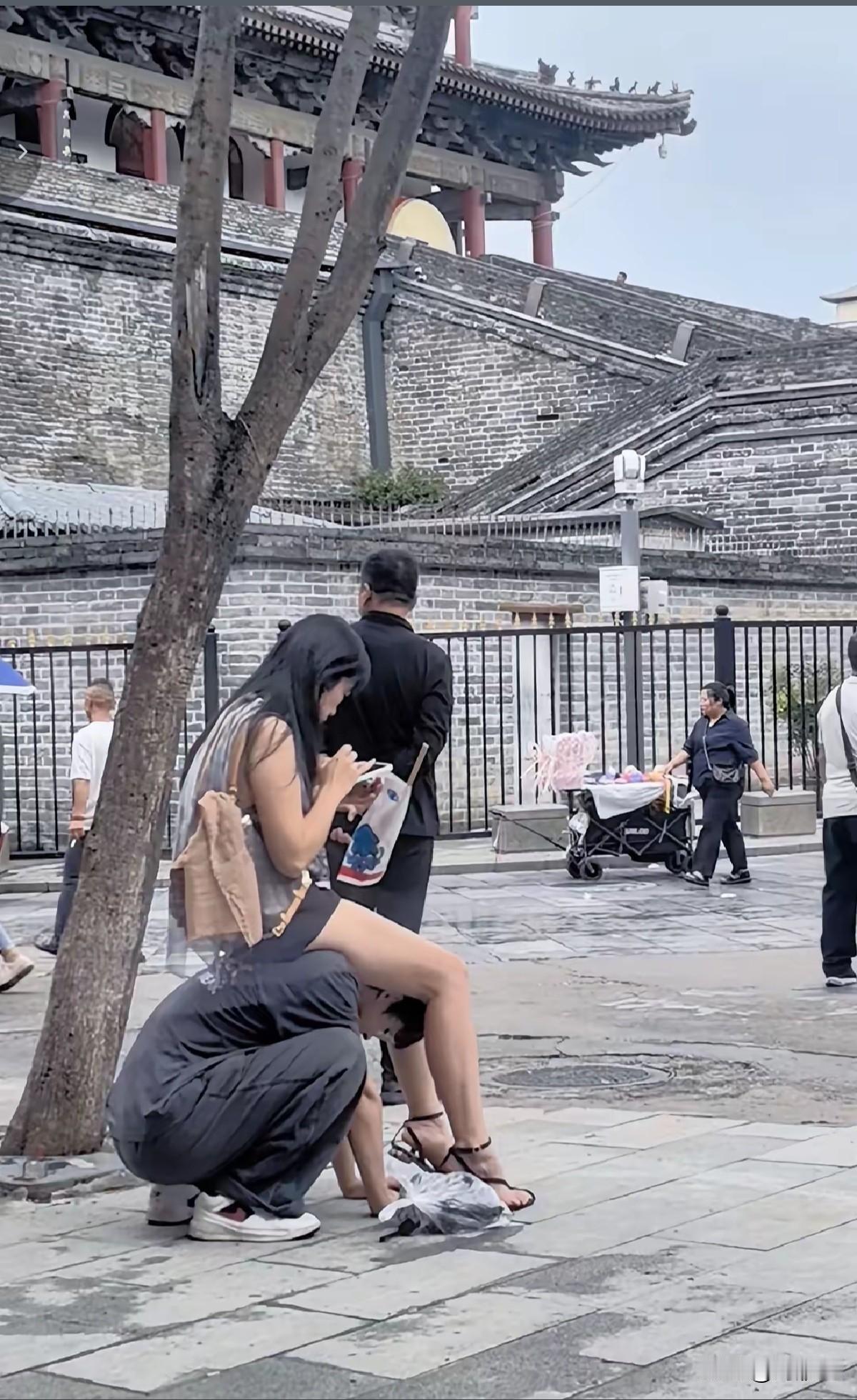 妈妈们婆婆们都看过来，如果看到照片中男孩是你的儿子，你会怎么想？这女孩太过分了吧
