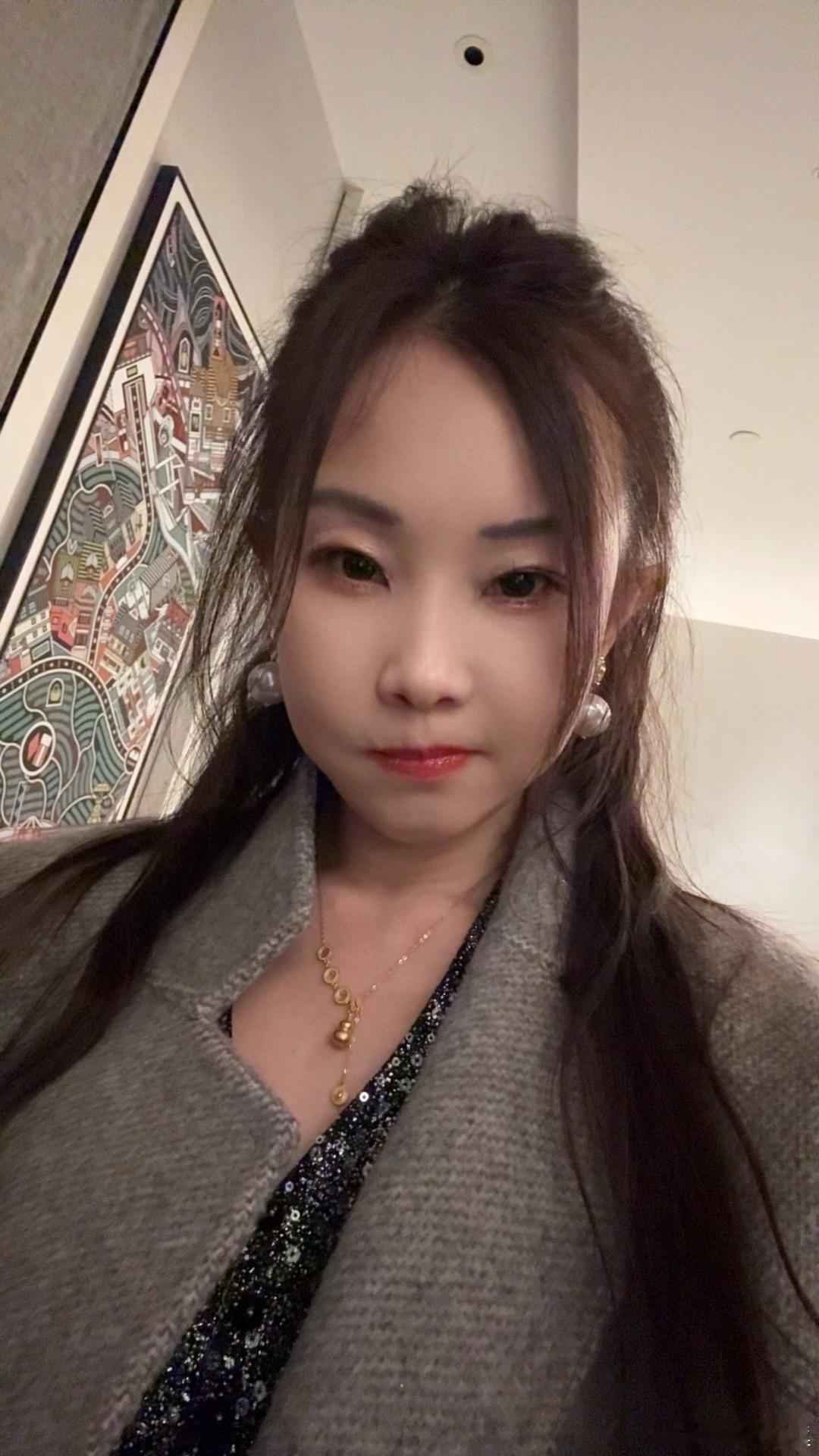 家有儿女，真的觉得可怜天下父母心，女孩在社会上努力，需要付出更多，年轻女孩更不容
