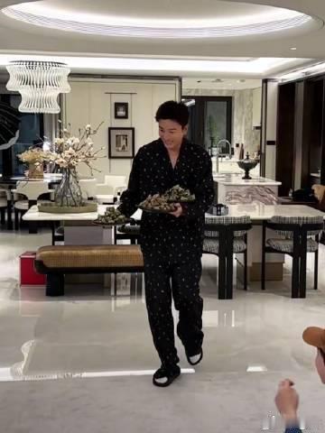 贾乃亮贾乃亮做人做事格外通透，过节不会只简单发物资，亲自和员工包粽子拉近距离，超