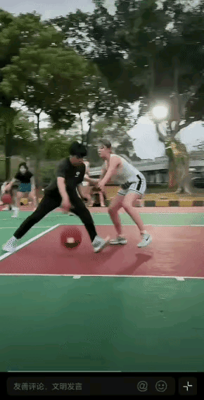 这是正大光明地打擦边球吧！
一对男女单挑篮球，还有人在拍视频，男子的进攻方式实在