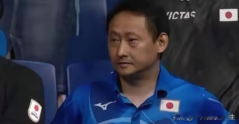 张本智和一家移居日本好憋屈啊！[笑哭]
张本智和一家回到成都比赛！赢球了，被观众