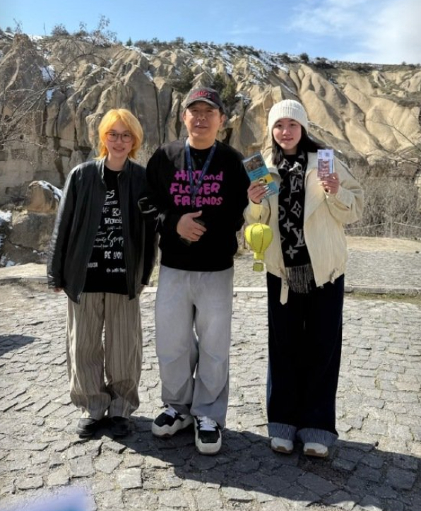 黄渤土耳其博物馆给网友讲解  有网友在土耳其偶遇黄渤，黄渤和网友一起小逛了露天博