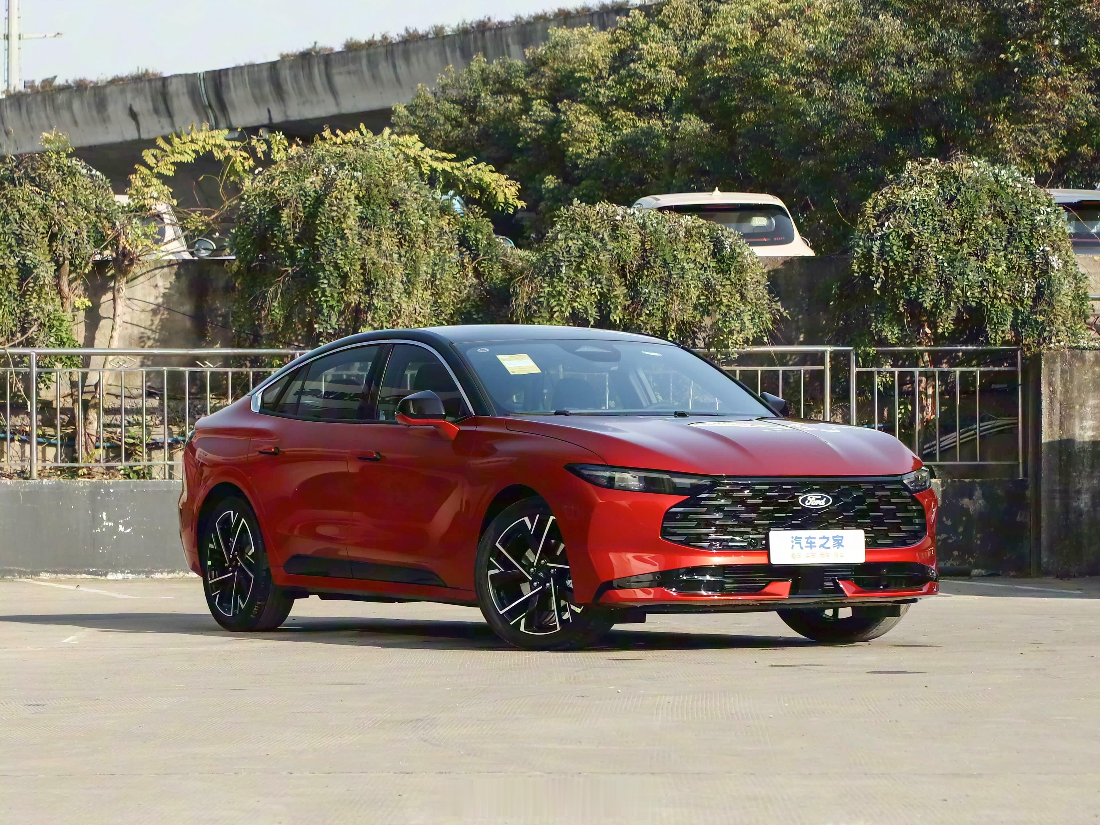 新款福特蒙迪欧上市，外观改动，车机/动力升级售价14.98-19.98万燃油 中