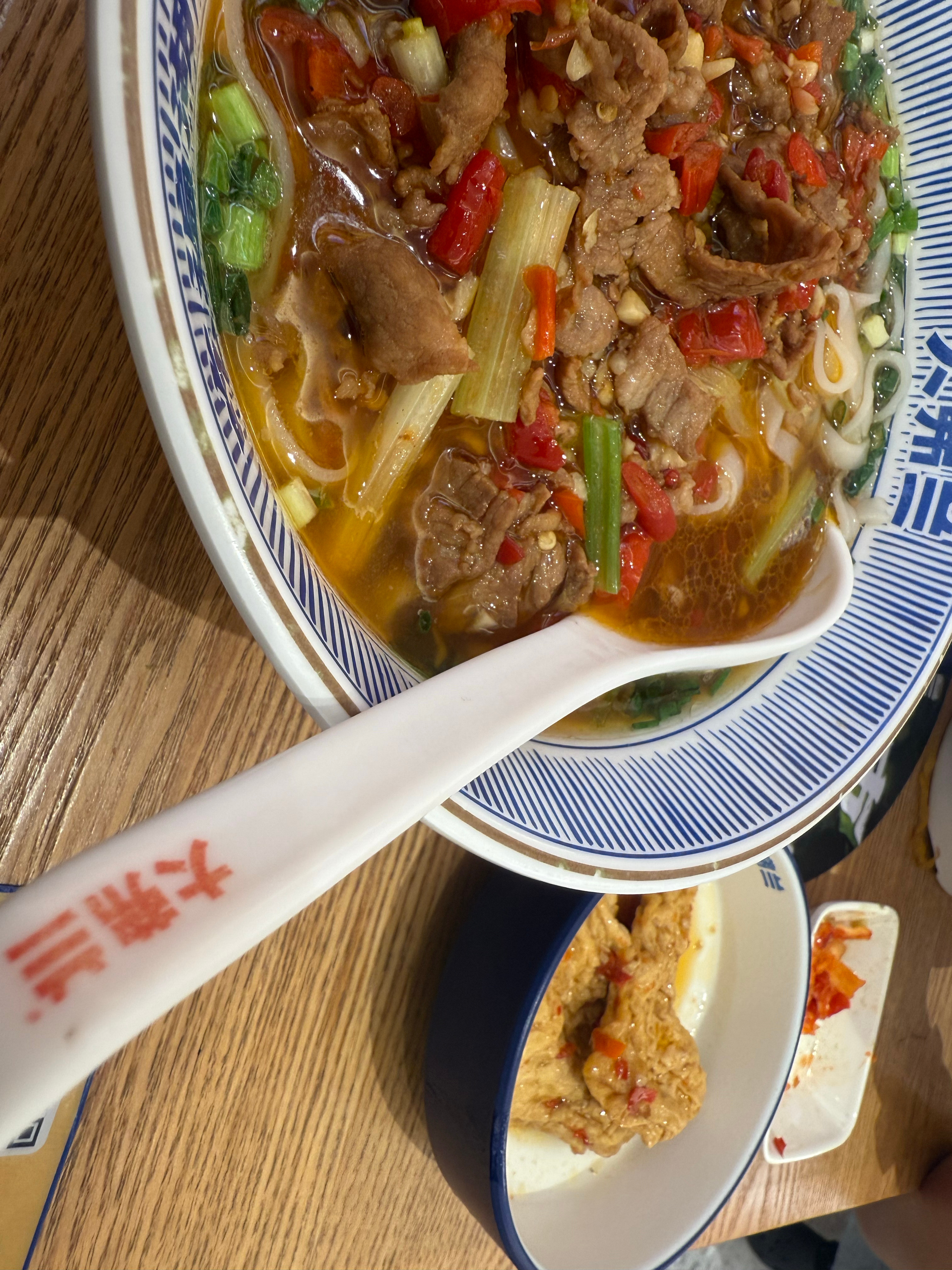 日常日常生活分享 我终于在广东找到了超级好吃的湖南米粉，好香，这家的酱萝卜也好好
