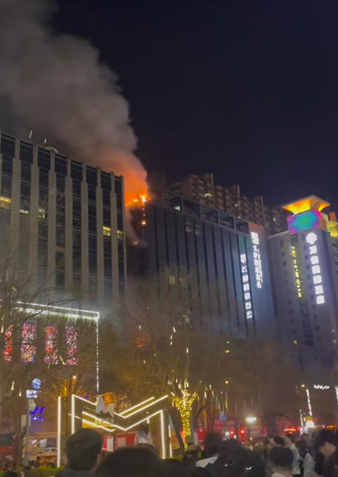太原茂业大厦对面的酒店昨天晚上不知道发生了什么情况，楼顶着火了，然后扑灭了一次，