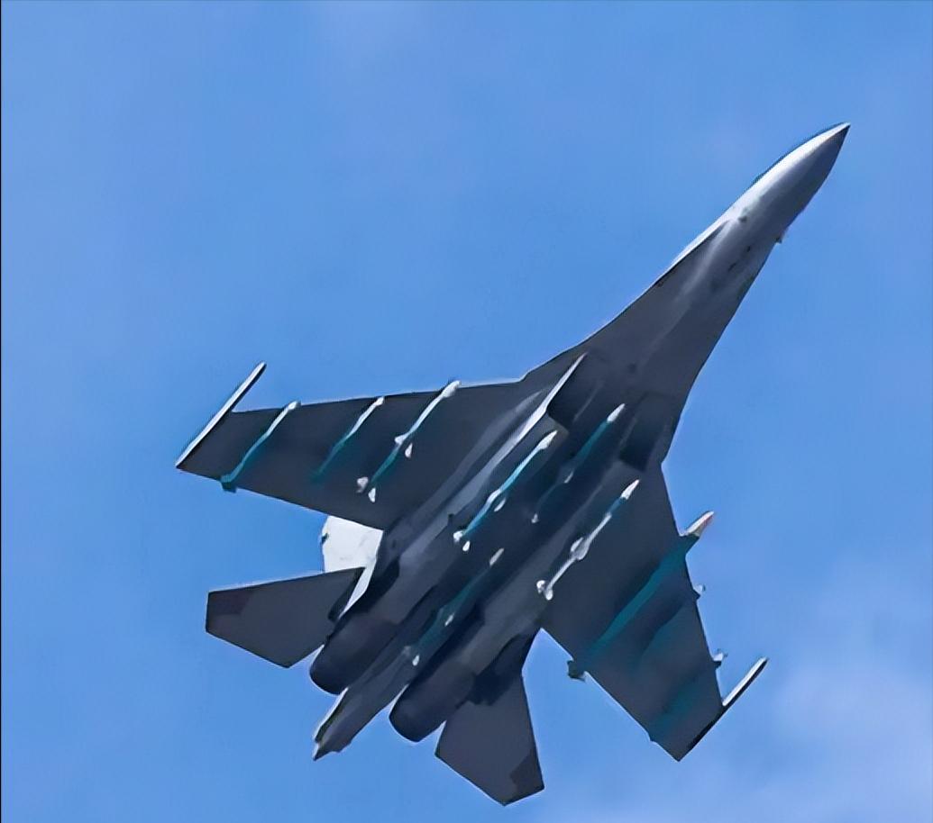 歼-16亮相埃及，中式空战体系打破中东军备技术桎梏。歼-16随中国空军机队亮相埃