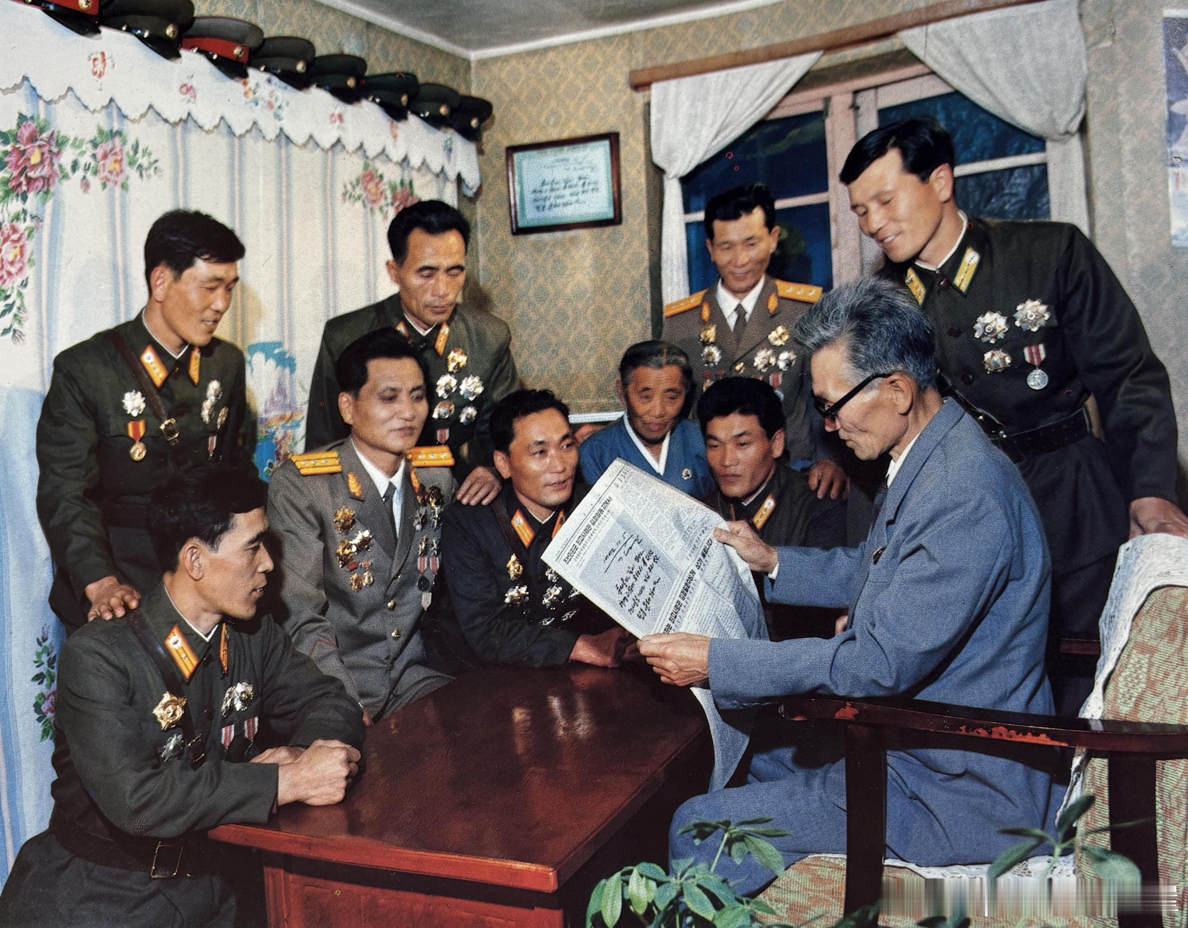 80年代朝鲜人民军某部朴勇哲八兄弟都是军官，他们收到了最高司令官金正日的亲笔信军