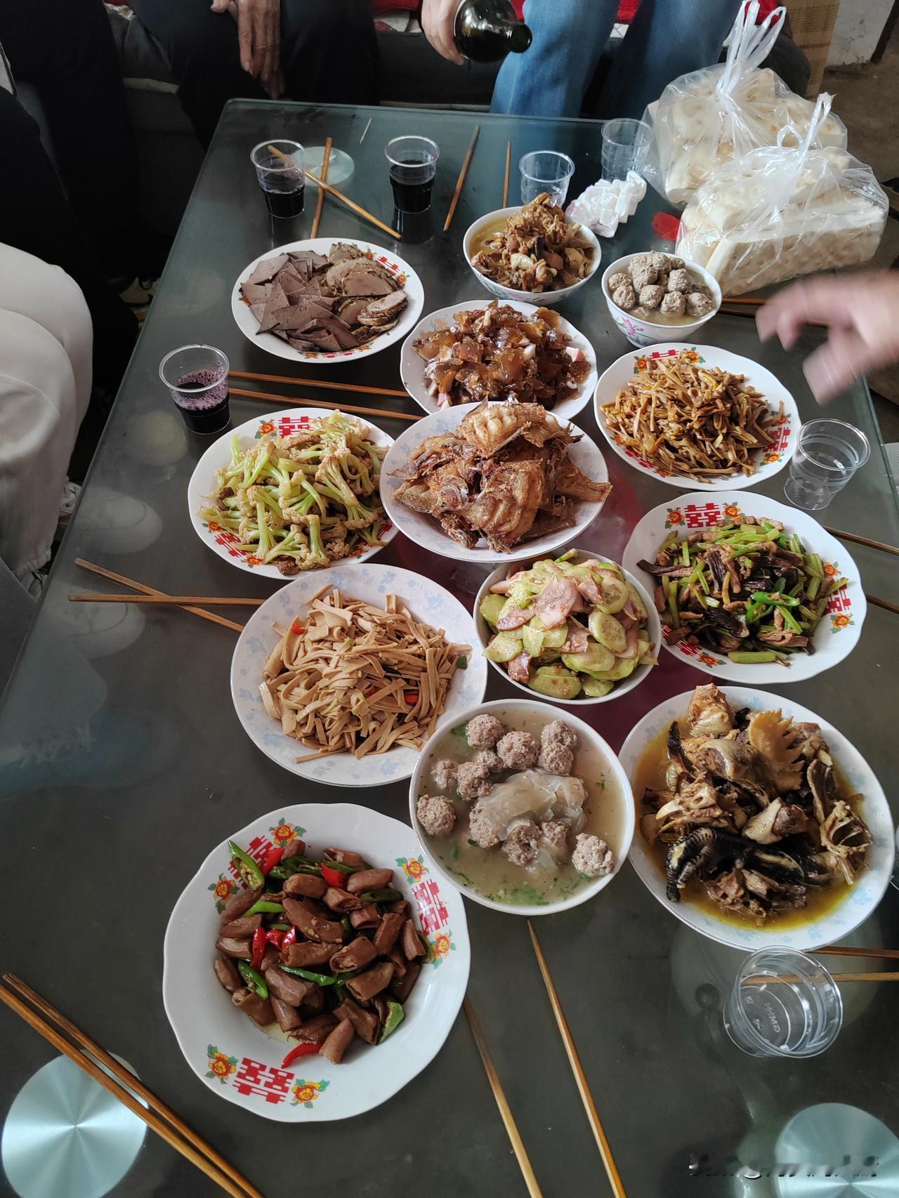 今天是中秋节，九点才起床，简单吃了点早餐，就和老婆出去买了点菜，接着嫂子和大哥就