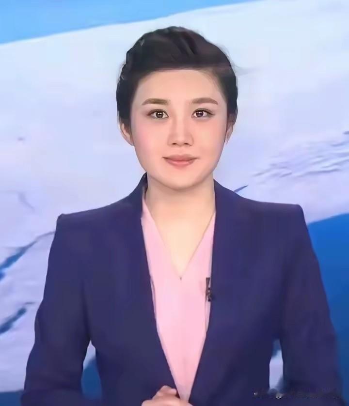 这是央视比周涛大气的一个女主持人，她穿着深蓝色的小西装，内搭一件浅粉的V领打底衫