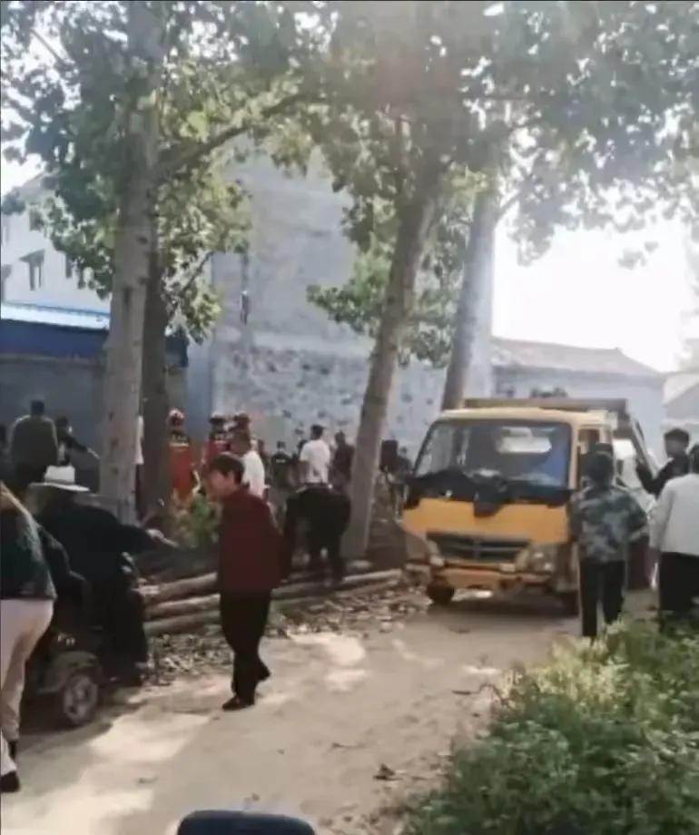 在河南发生了一起令人揪心的悲剧。一名女子在上厕所时，竟不慎掉入茅坑，最终溺亡。当