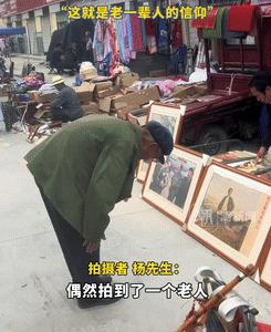 泪目了！甘肃一戴着军功章的老兵在逛集市时，遇到一个字画摊放着伟人画像！老兵二话不