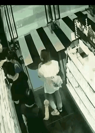 这位兄弟被姐姐这一下给拍得有点懵圈