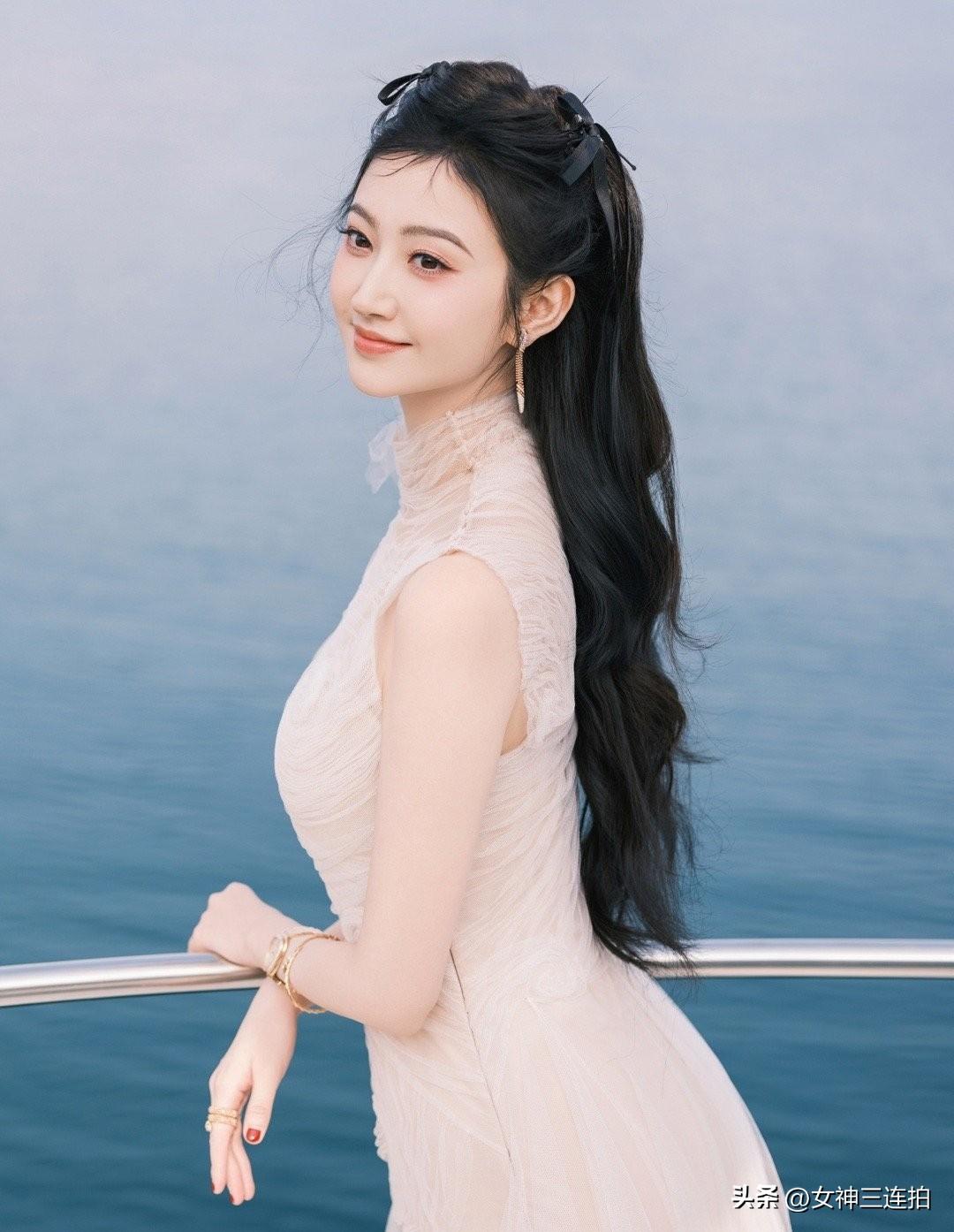 温柔的海风，优雅的背影，女神三连拍🌊✨