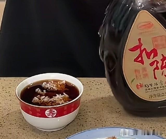 流传在南通民间的一个神奇吃法——黄酒泡饭。多见于五十岁以上，用南通本地产水明楼等