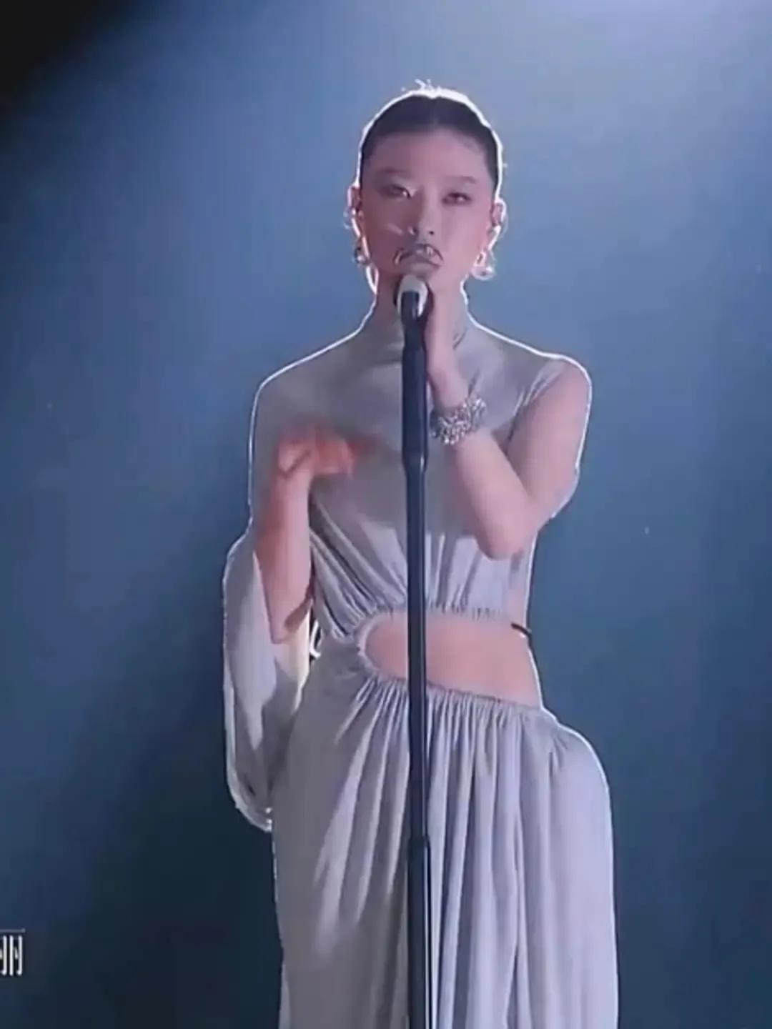 单依纯歌手总决赛礼服转身惊艳全场
单依纯这个礼服！本来以为只有腰部露一点，一个转