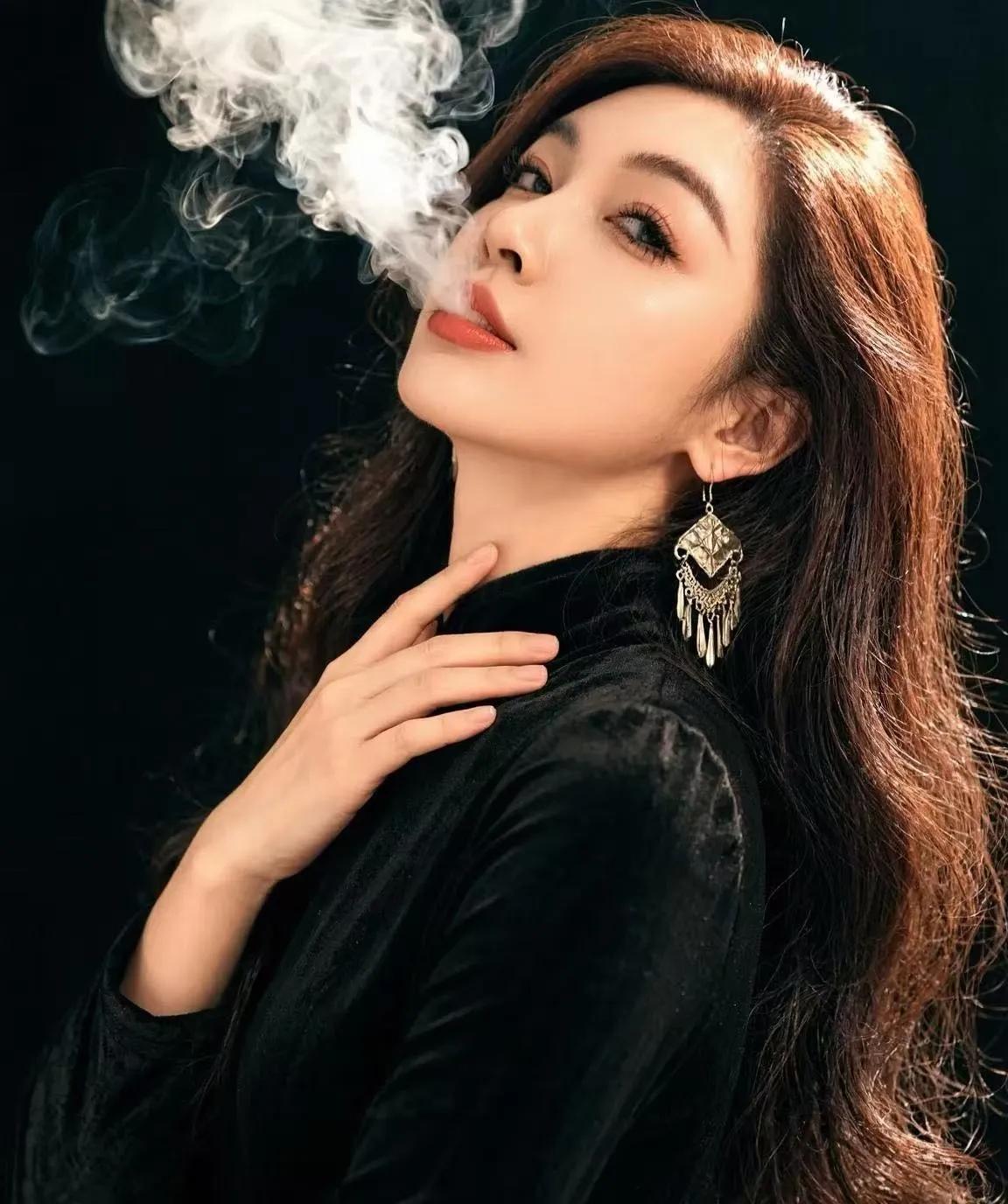 这女人要是胖呢，别人会笑话她，你比猪还能吃能睡啊！
这女人要是瘦呢，瘦的像个纸片