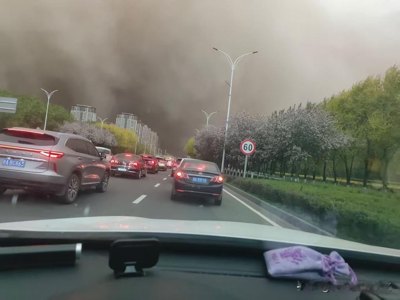 今天眼睁睁看着沙尘暴一点点逼过来，一会就什么都看不见了，天也一下子黑了