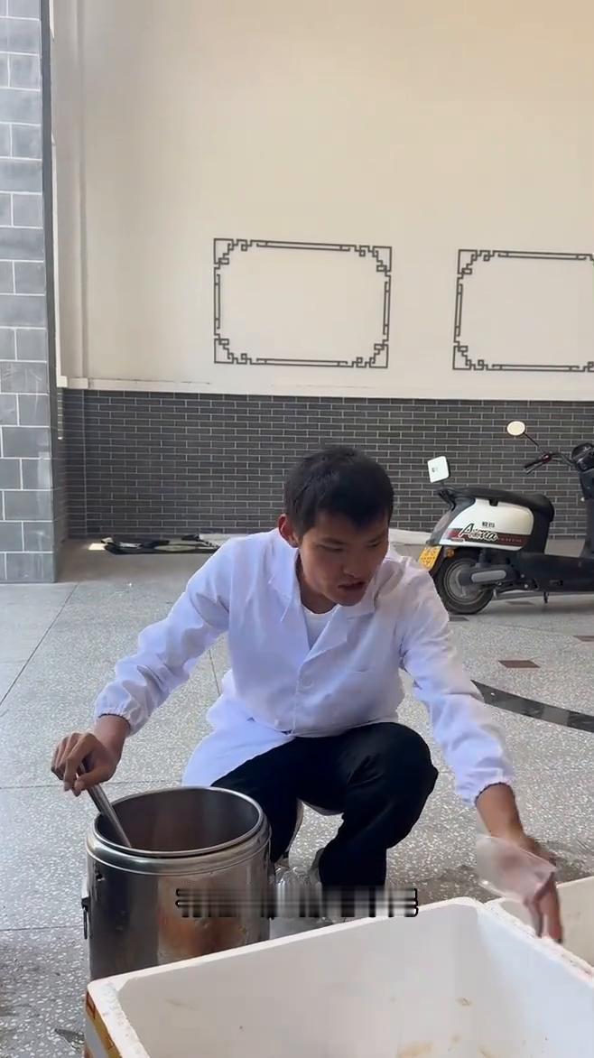 带大家看看剧组每天剩的盒饭，有这么多都吃不完。不要拿我开玩笑说我多吃盒饭，甚至还
