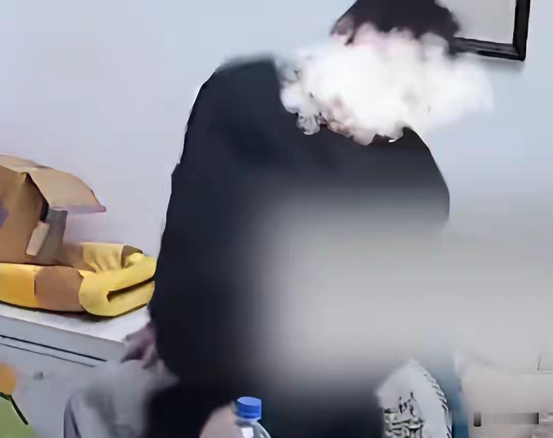 1月17日，湖南常德一名14岁男生在长时间学习后，起身伸懒腰时突然晕倒。他先是跌