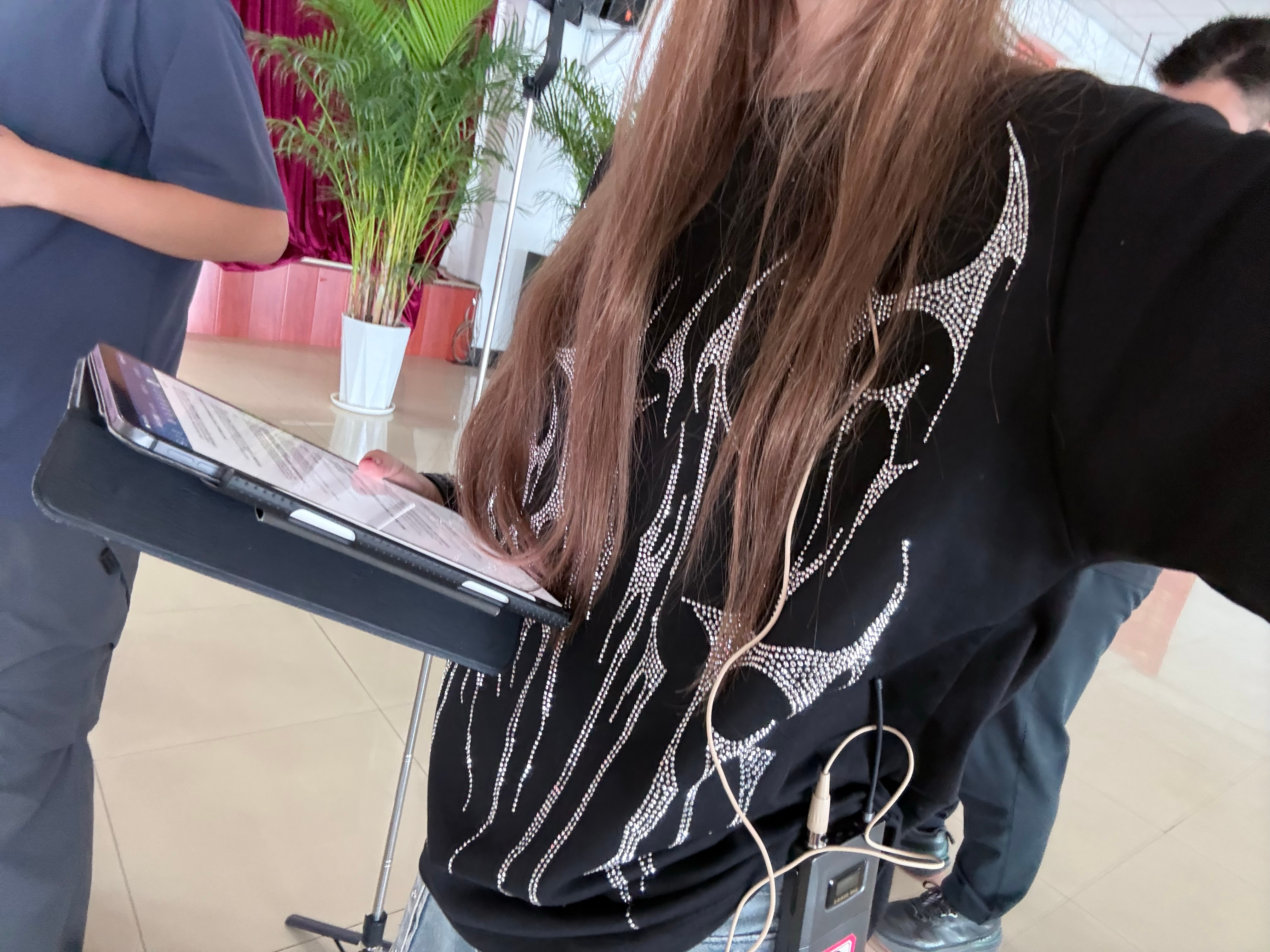 还没睡醒午觉就来排练了 