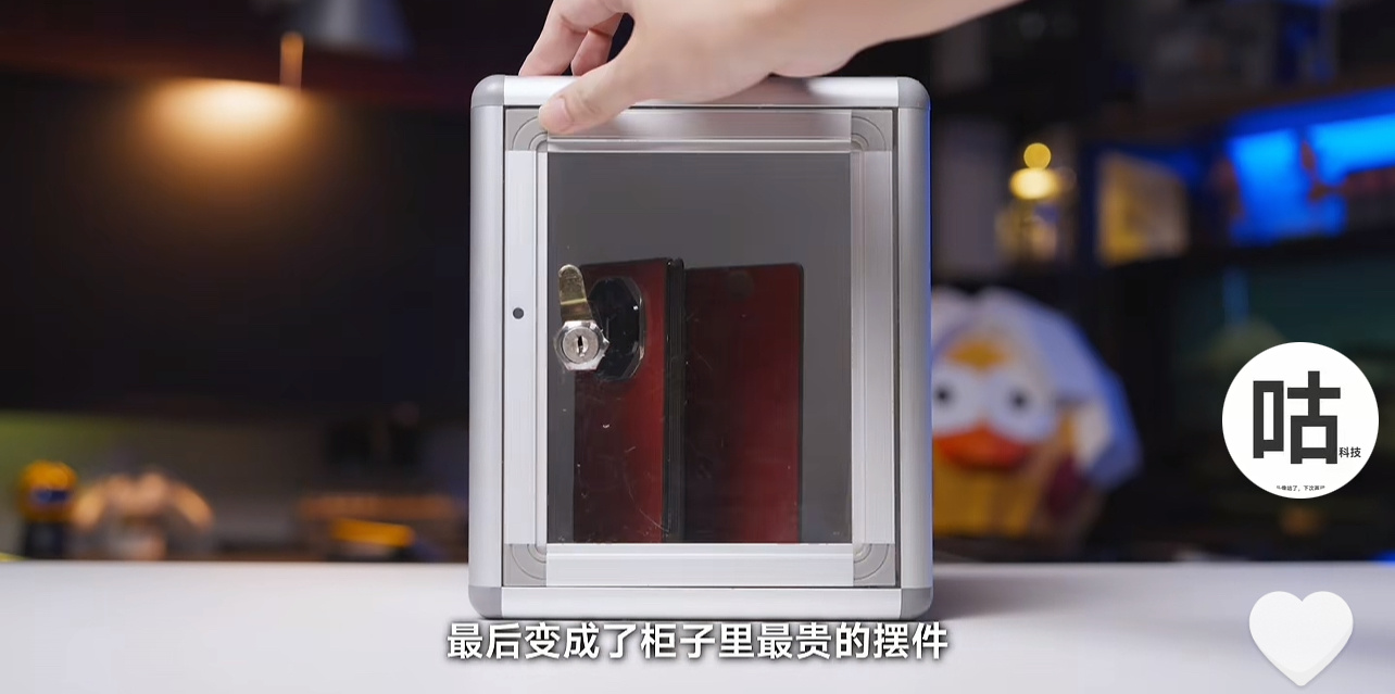 英短的这期华为三折叠测评视频做的挺有水平的，在“三折叠的意义”部分做了很充分的科