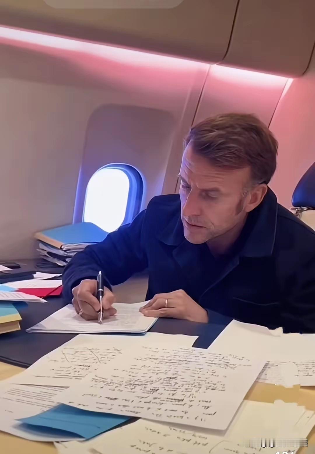 抛开政治观点、政治因素不谈，客观的说，小马哥还是个非常自律的男人。
在专机上努力