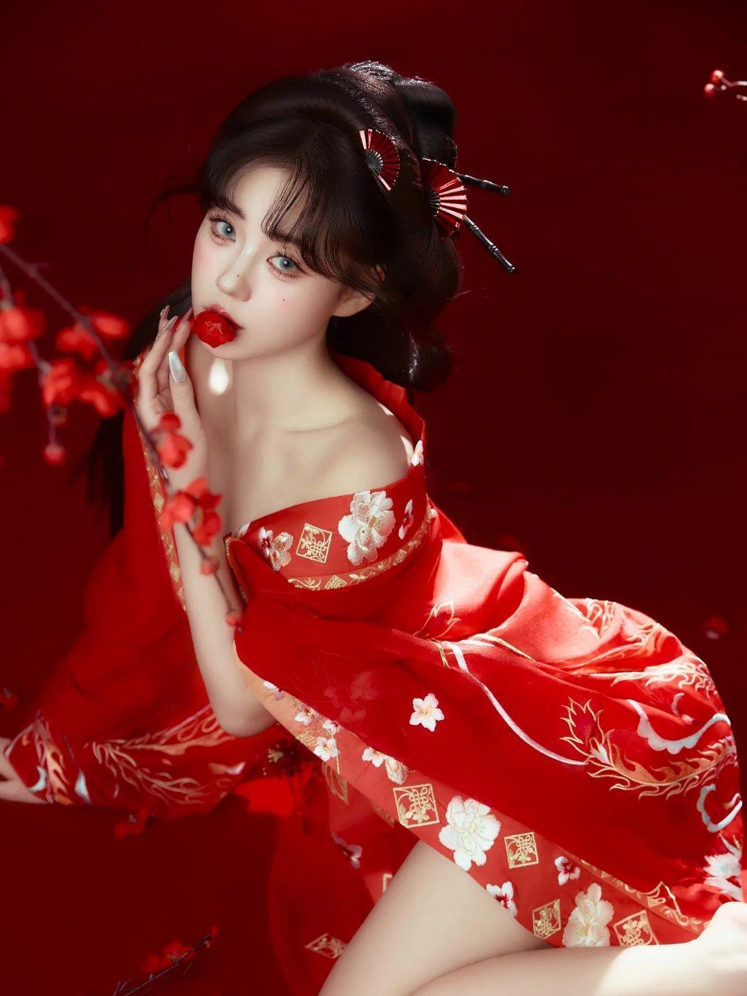 这精致的红色汉服妆容，简直美到窒息！这种纯欲感的古风梅花真的绝了！少女风写真照古