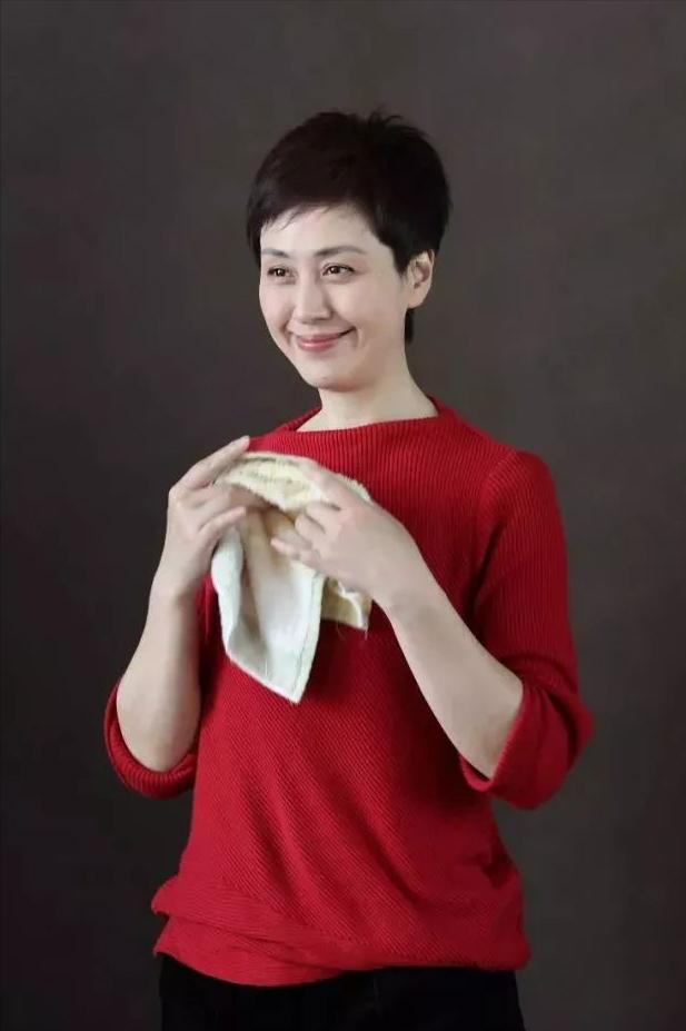 京剧演员，史依弘，在繁华里天天唱戏，玲子说，咿咿呀呀的，打扰人休息。宝总说，我觉