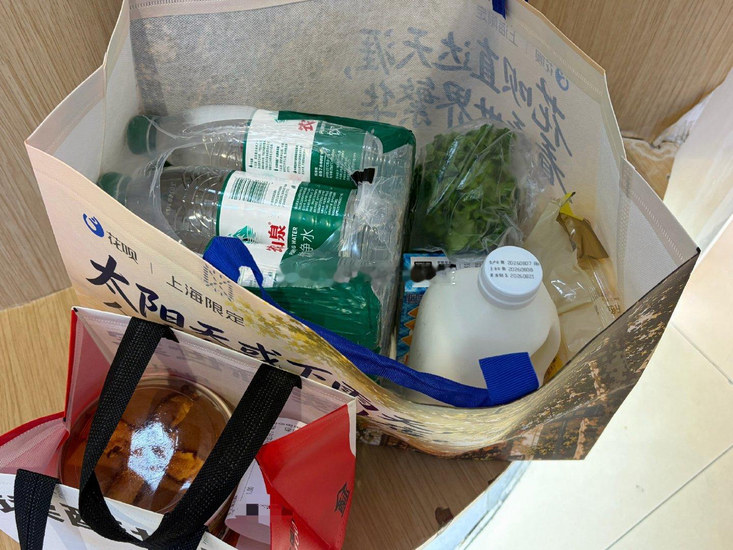 过美食节了但是家里没吃的只能出去买朋友们都去值班了 